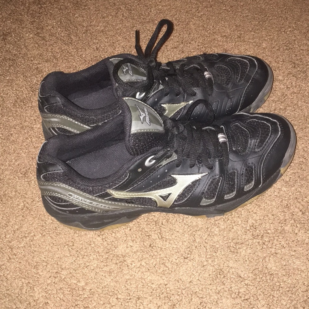 Black mizuno volleyball shoes. Wave rally
